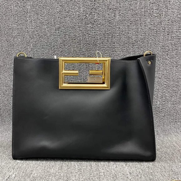 100% Authentic Fendi Leather Shoulder Bag - Picture 2 of 12